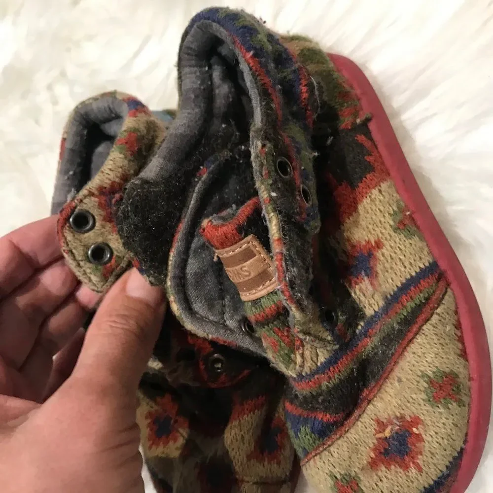 Toms aztec pattern knit shoes T8 - free with bundle